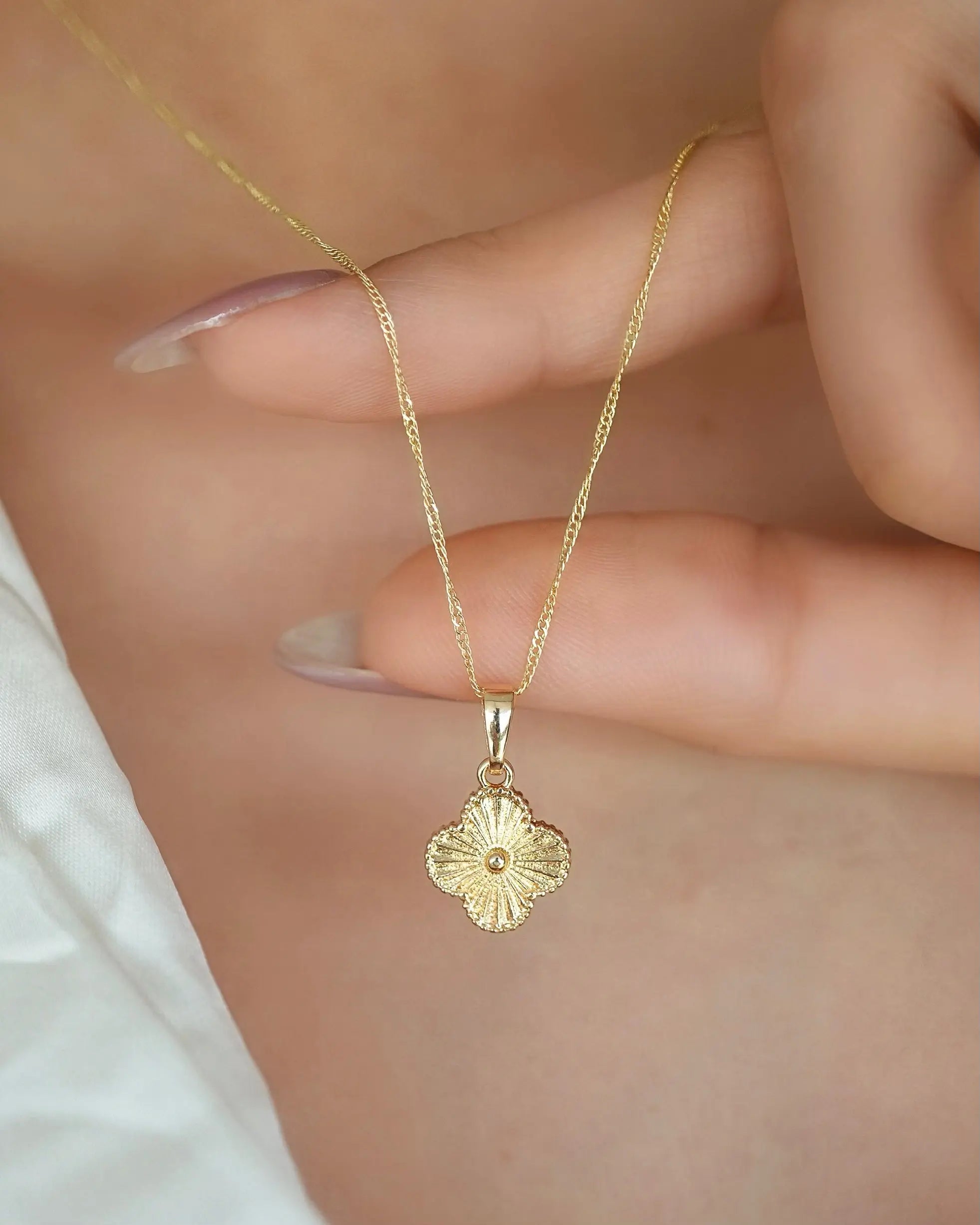DIJE FLOR TREBOL DIAMANTADO GOLD 11MM 5416 OrolaminadoLuxus
