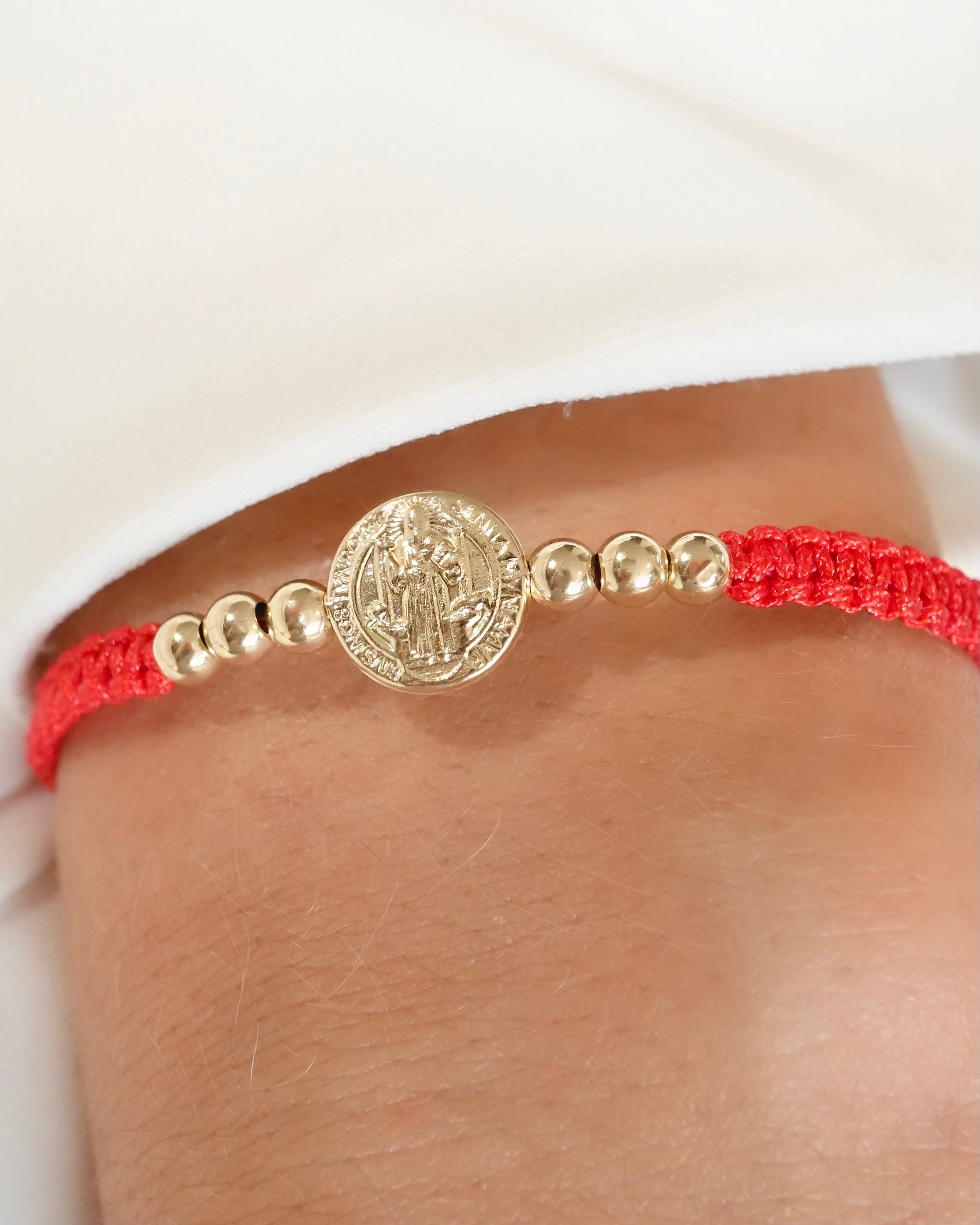 BRAZALETE TEJIDO B4MM CON DIJE SAN BENITO ROJO 1229 OrolaminadoLuxus