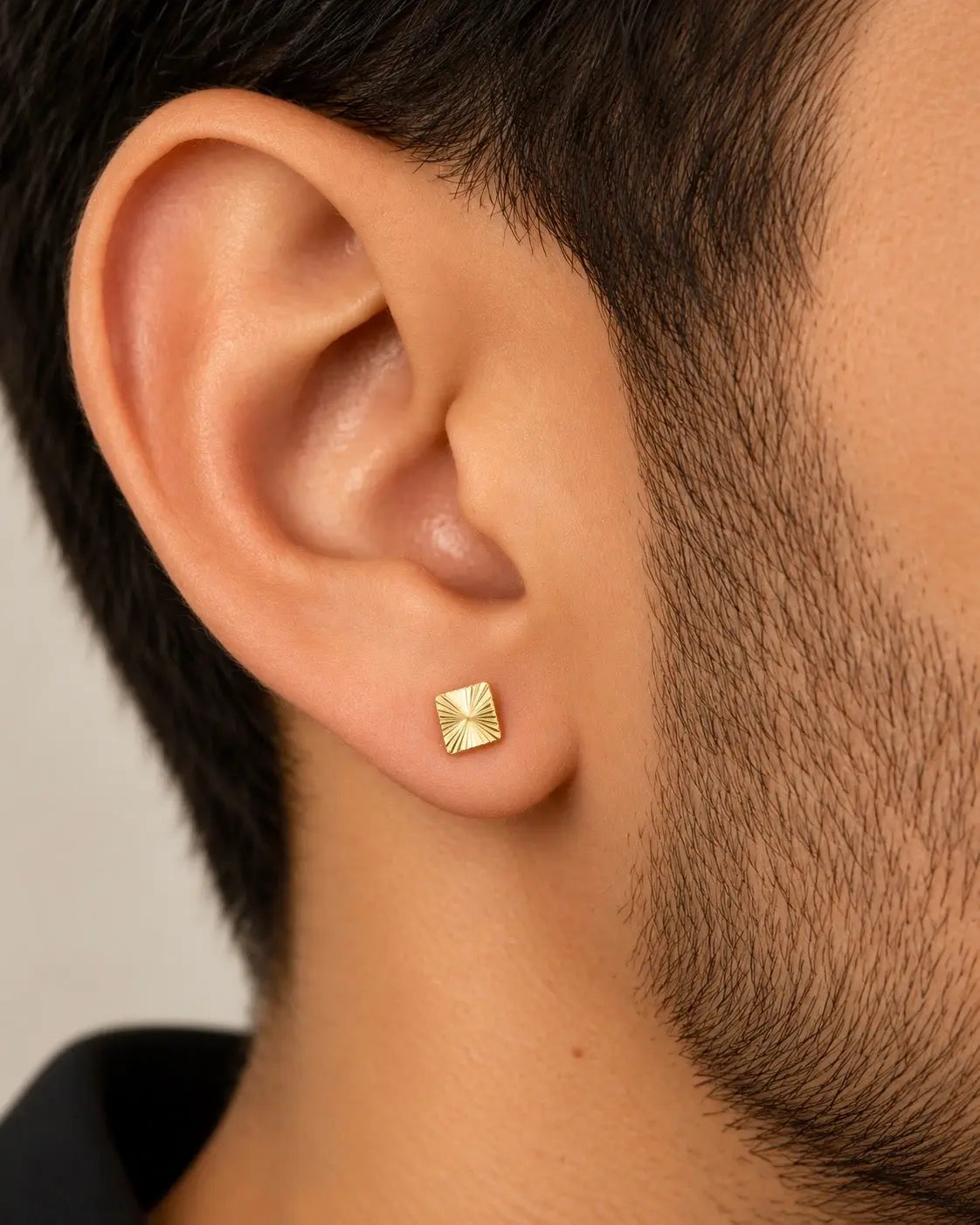 Topo sol cuadrado 5845 en oreja de modelo masculino