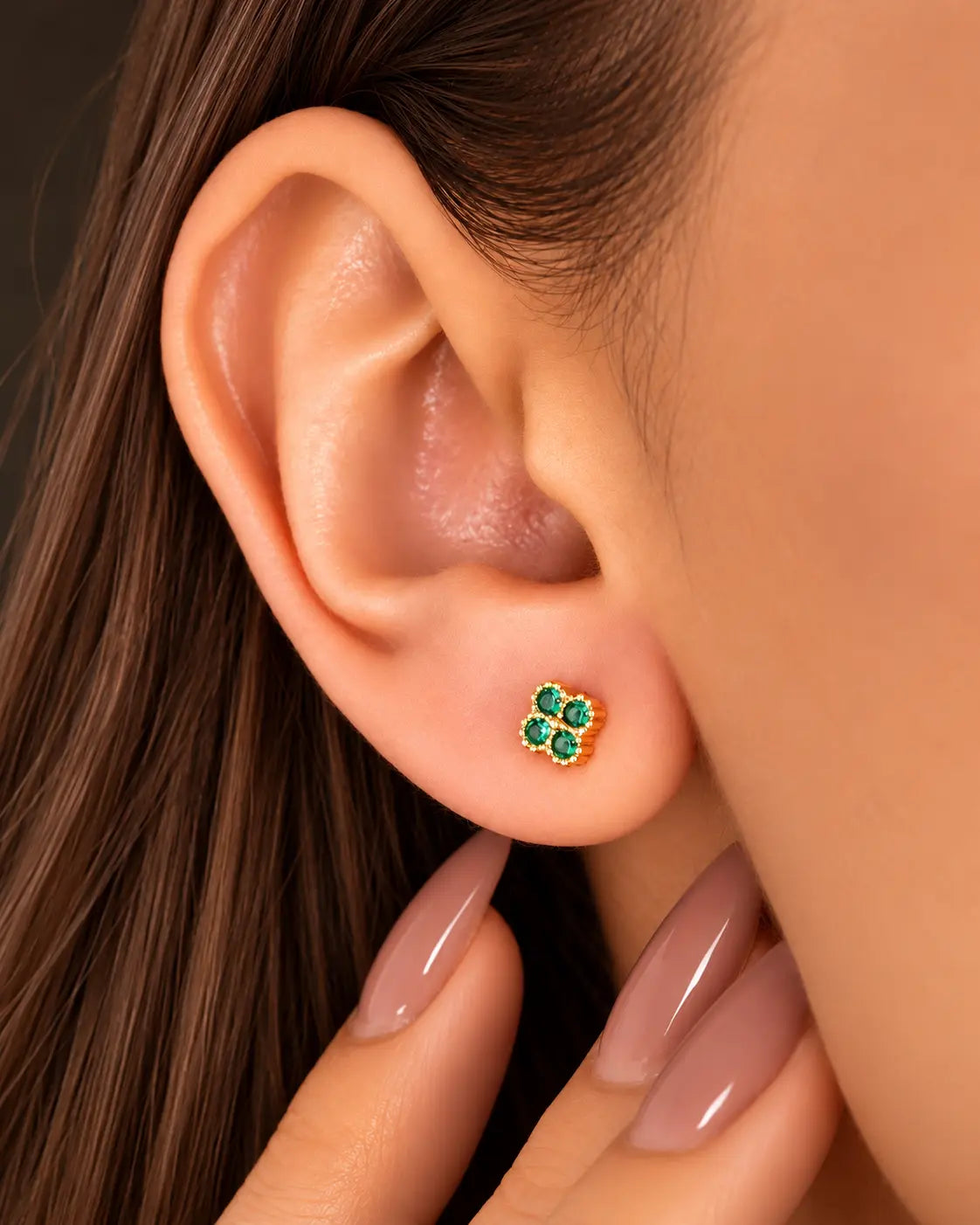 Topo flor trébol pequeño verde esmeralda en oreja