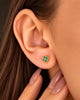 Topo flor trébol pequeño verde esmeralda en oreja